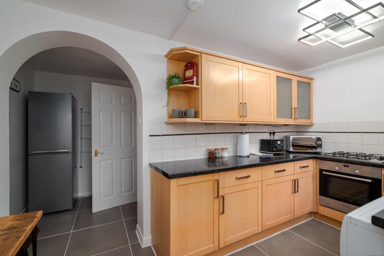 Beautiful 4 Bedroom Terrace House In Kings *