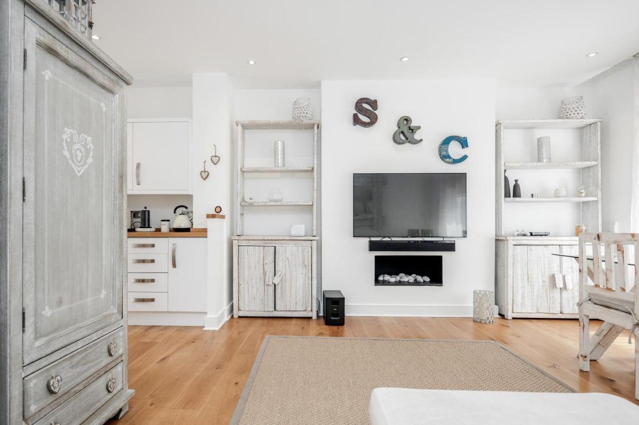 The White Near Kensington High St * London