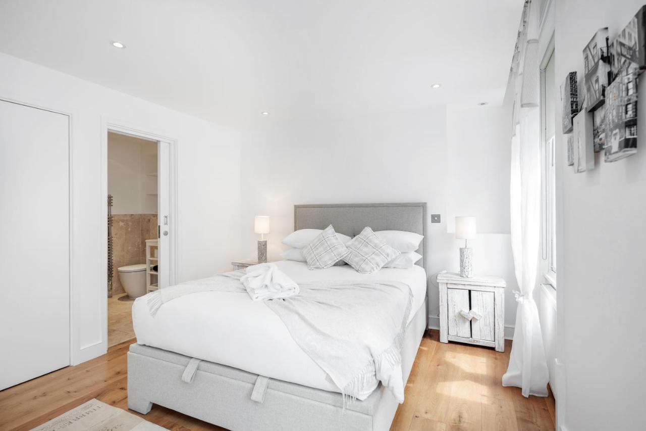 The White Near Kensington High St Apartment London
