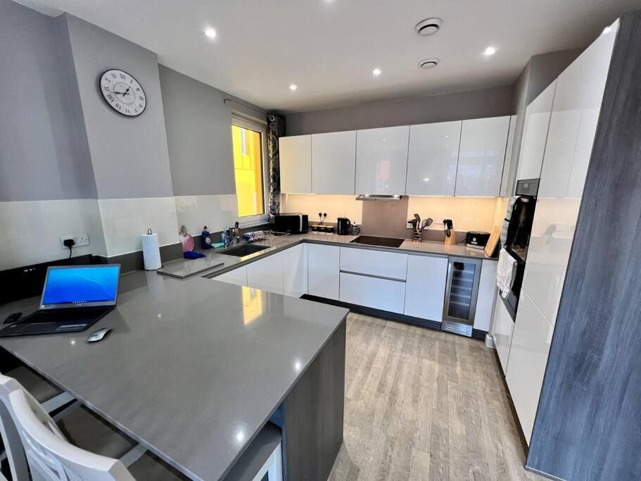 Luxury 5* Penthouse Greenwich Sleep 9 With Parking Apartment