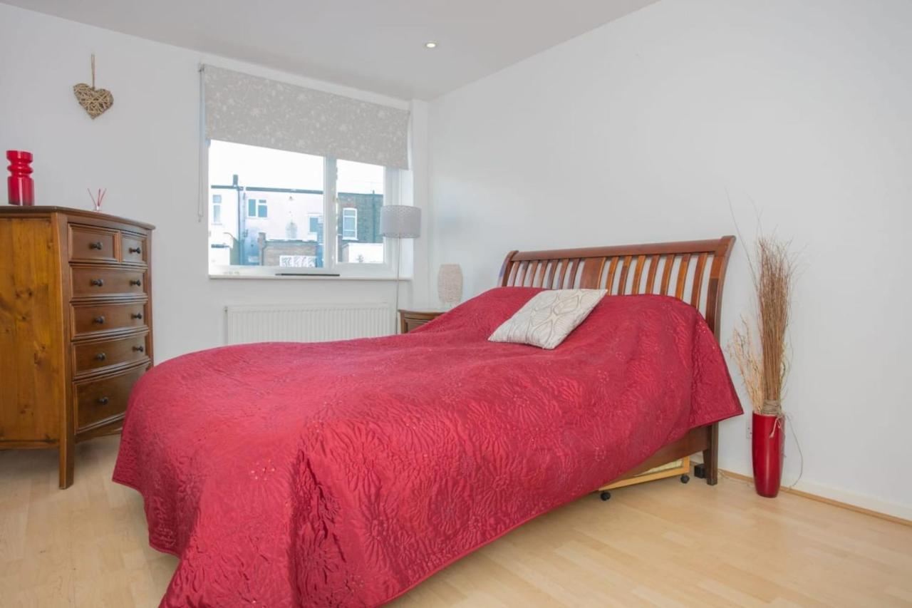 Stunning 3 Bedroom House With Garden In Battersea *