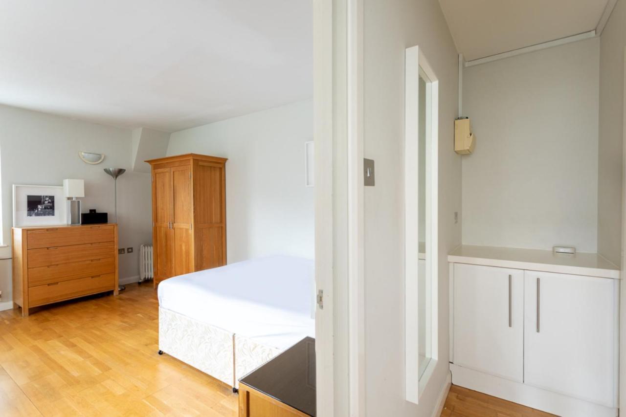 Groveland Court 1 * London