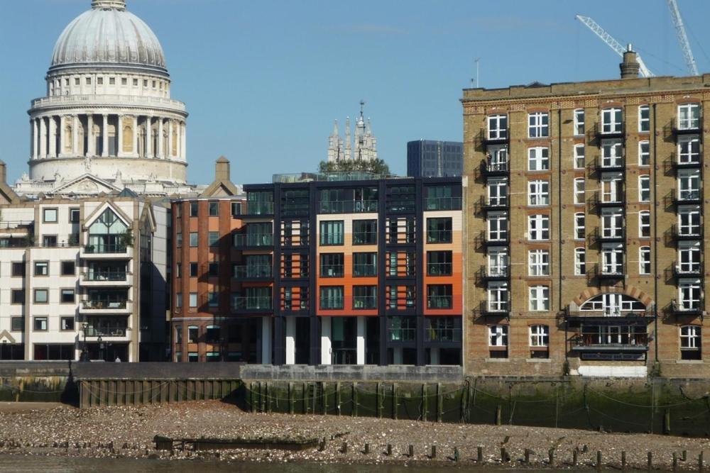 Modern In By River Thames * Londres