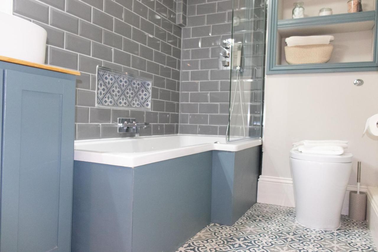 Trendy Two Bed With Private Garden Londres