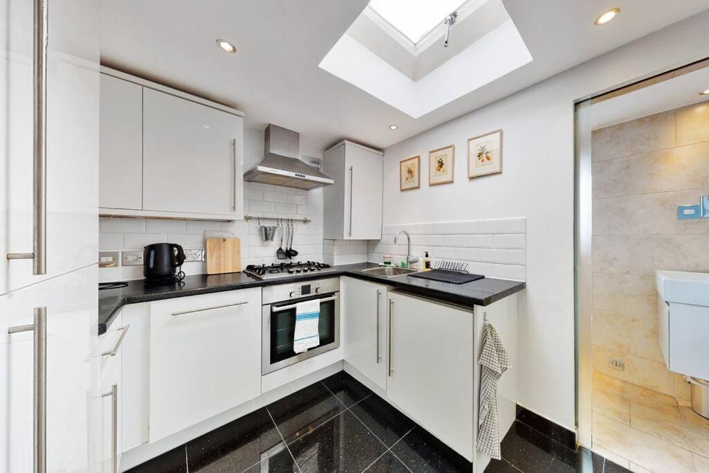 Spacious 2bed Flat 7min Walk From The Tube Station *