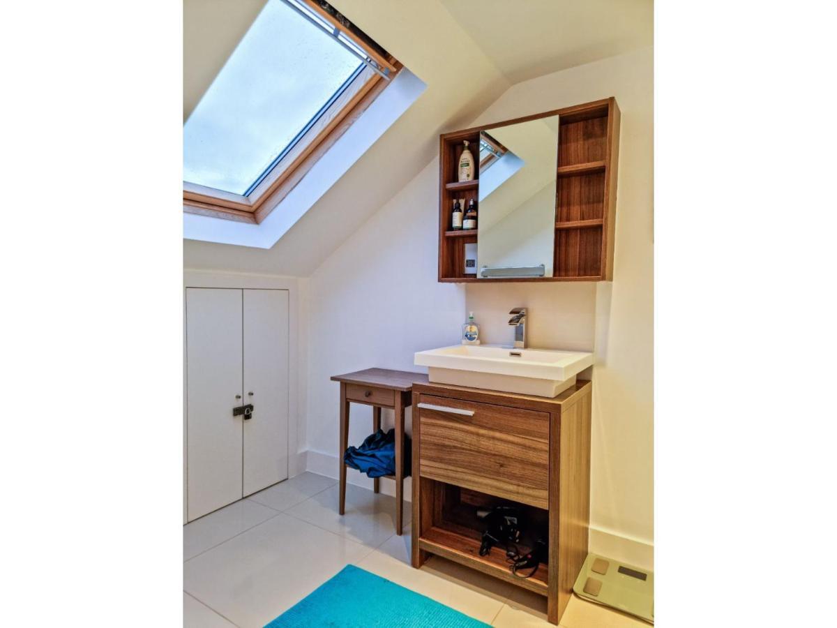 Pass The Keys Family Friendly 2 Bedroom Gem In Shepherd's Bush Apartment *