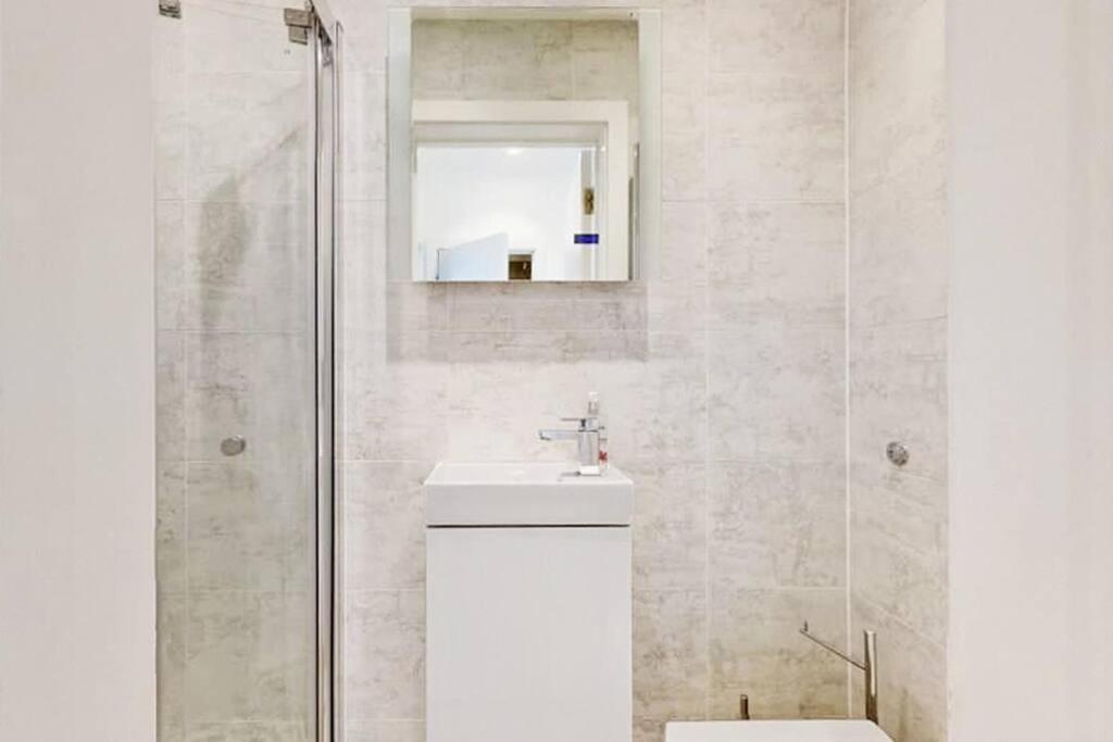 Casa de férias Stylish 2bed2bath Flat 4min From Tube Station