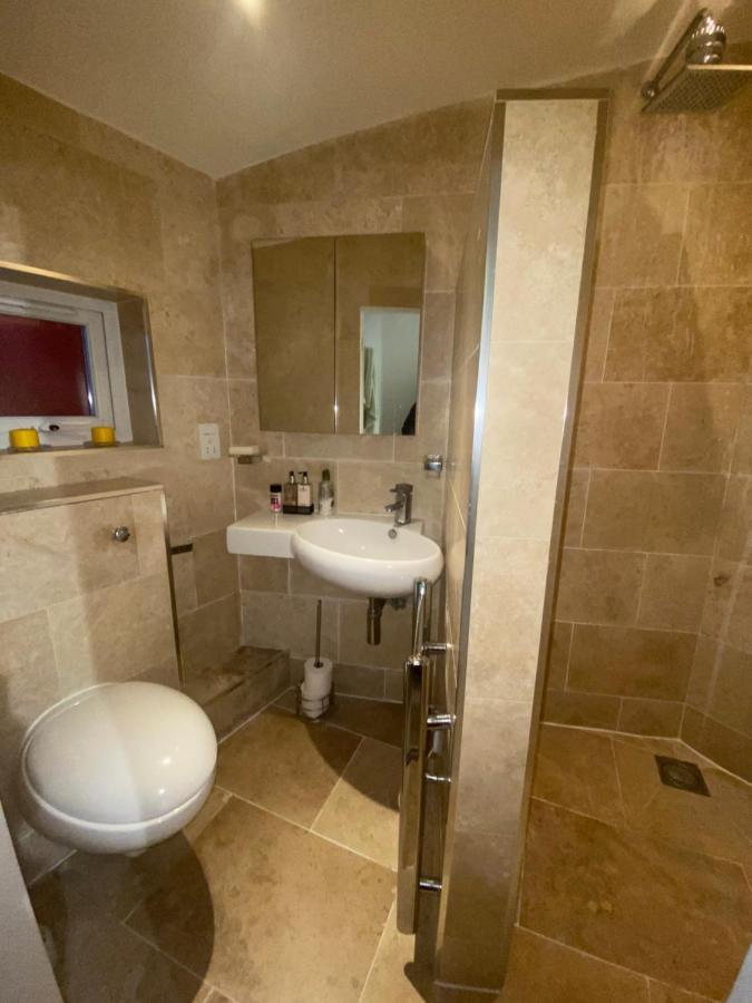 Lovely Entire 1 Bedroom Flat With Patio In Chiswick Superb Location Londres