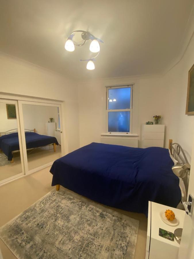 Lovely Entire 1 Bedroom Flat With Patio In Chiswick Superb Location * Londres