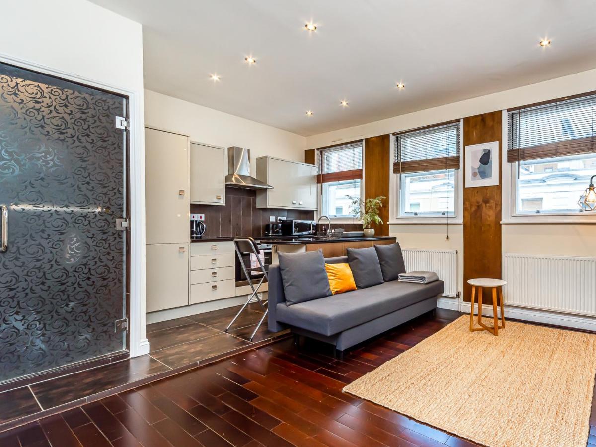 Pass The Keys - Holborn Close To Everything * Londen