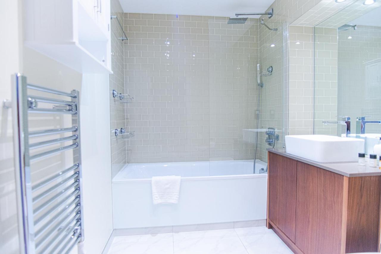 Stunning 1-bed In Lincoln Plaza Londres