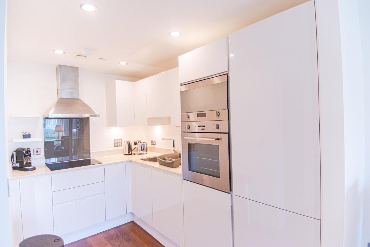 Stunning 1-bed In Lincoln Plaza Londres