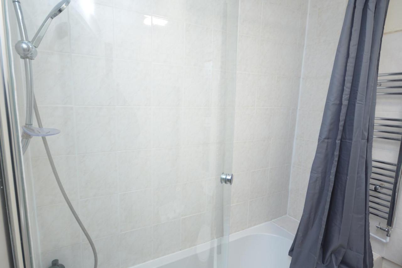 Cheerful 4 Bedroom House In Greater Holiday home London