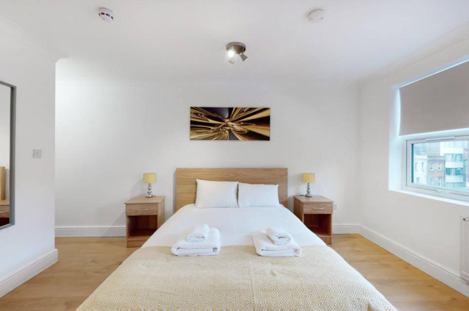 Modern Split Level 1 Bedroom Flat In Aldgate * Londen