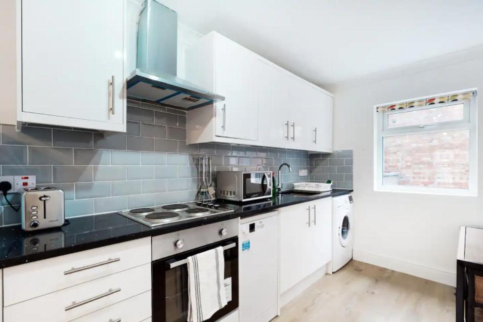 Modern Split Level 1 Bedroom Flat In Aldgate *