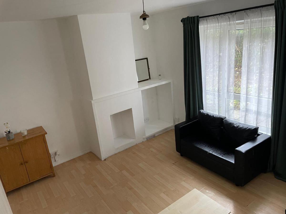 Apartment Centrally Located 2- Bedroom Apartment With Garden