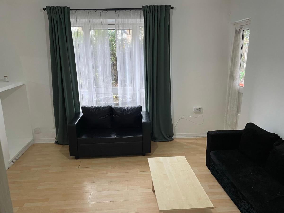 Centrally Located 2- Bedroom Apartment With Garden Apartment London