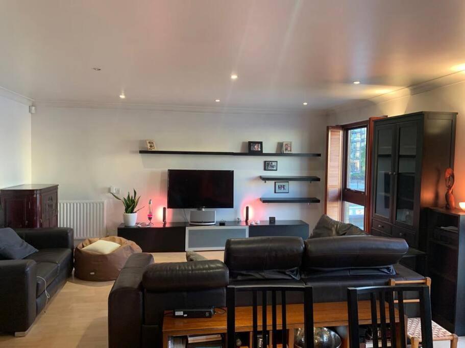 Lovely Room, Free Parking In Private Gated Place Londen
