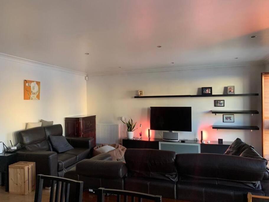 Lovely Room, Free Parking In Private Gated Place Appartement *