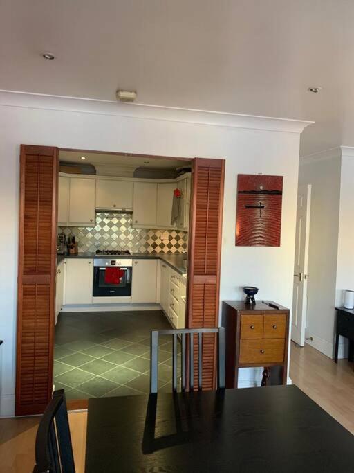Lovely Room, Free Parking In Private Gated Place Appartement Londen