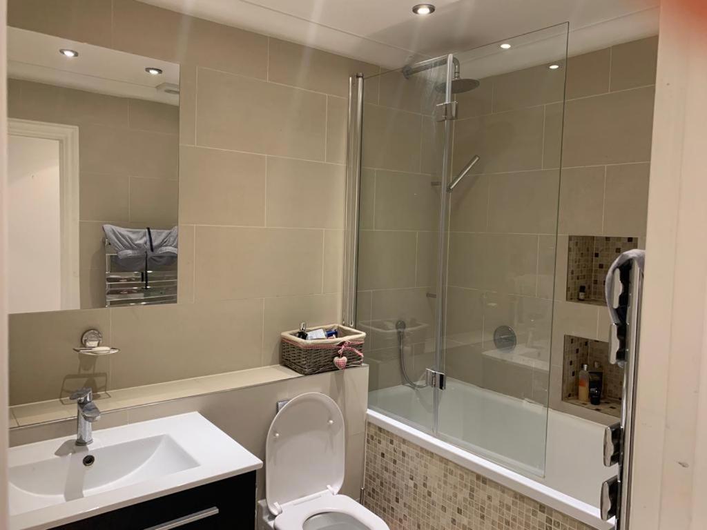 Lovely Room, Free Parking In Private Gated Place Appartement *