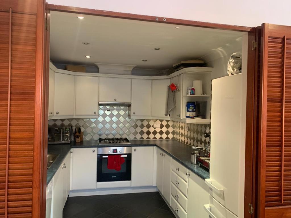 Lovely Room, Free Parking In Private Gated Place Londen