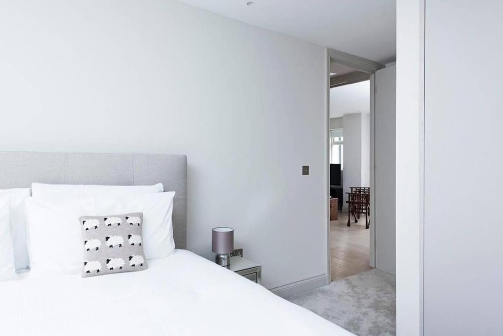 Beautiful 2br Flat With Free Parking In West Apartamento Londres