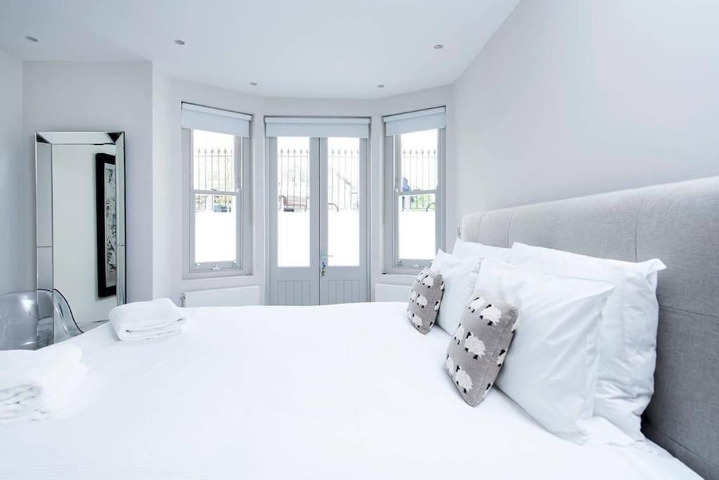 Beautiful 2br Flat With Free Parking In West Apartamento