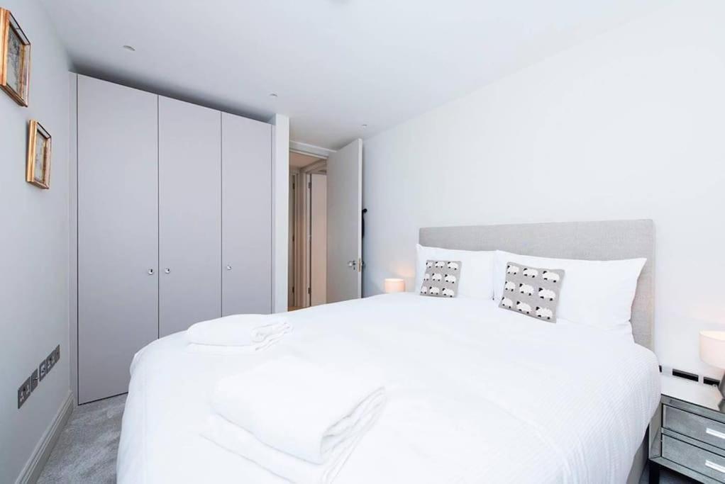 Beautiful 2br Flat With Free Parking In West Apartamento Londres