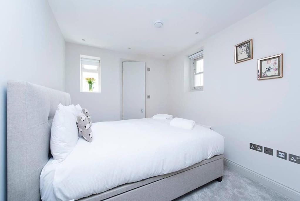 Beautiful 2br Flat With Free Parking In West Apartment
