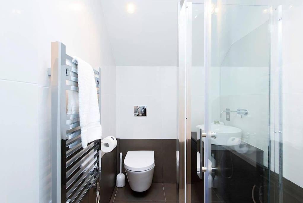 Beautiful 2br Flat With Free Parking In West Apartment