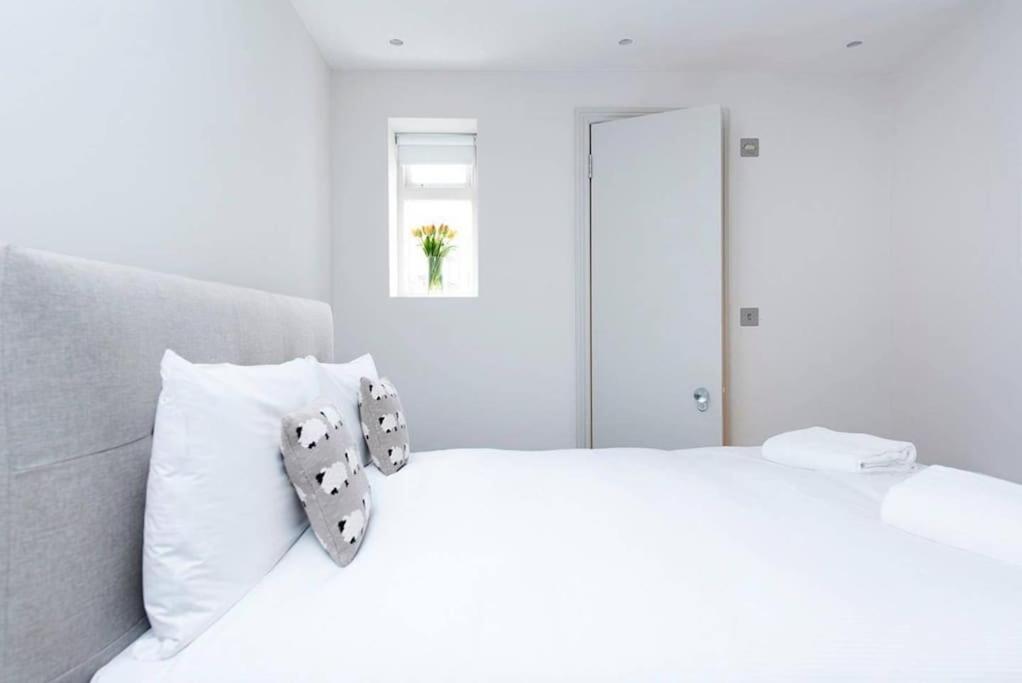 Beautiful 2br Flat With Free Parking In West * London