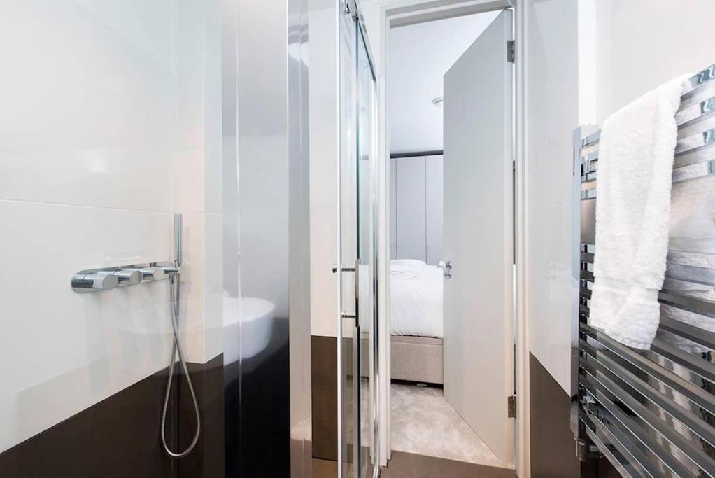 Beautiful 2br Flat With Free Parking In West Apartment