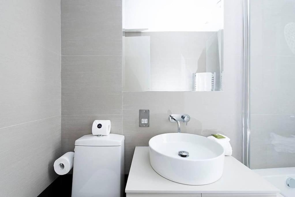 Recently Redecorated Bright 1br Near Shepherds Bush With Parking Soa Apartamento