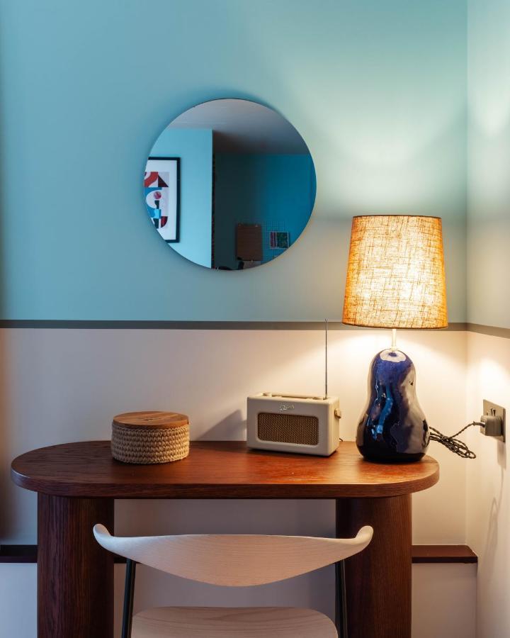 Room2 Chiswick Hometel