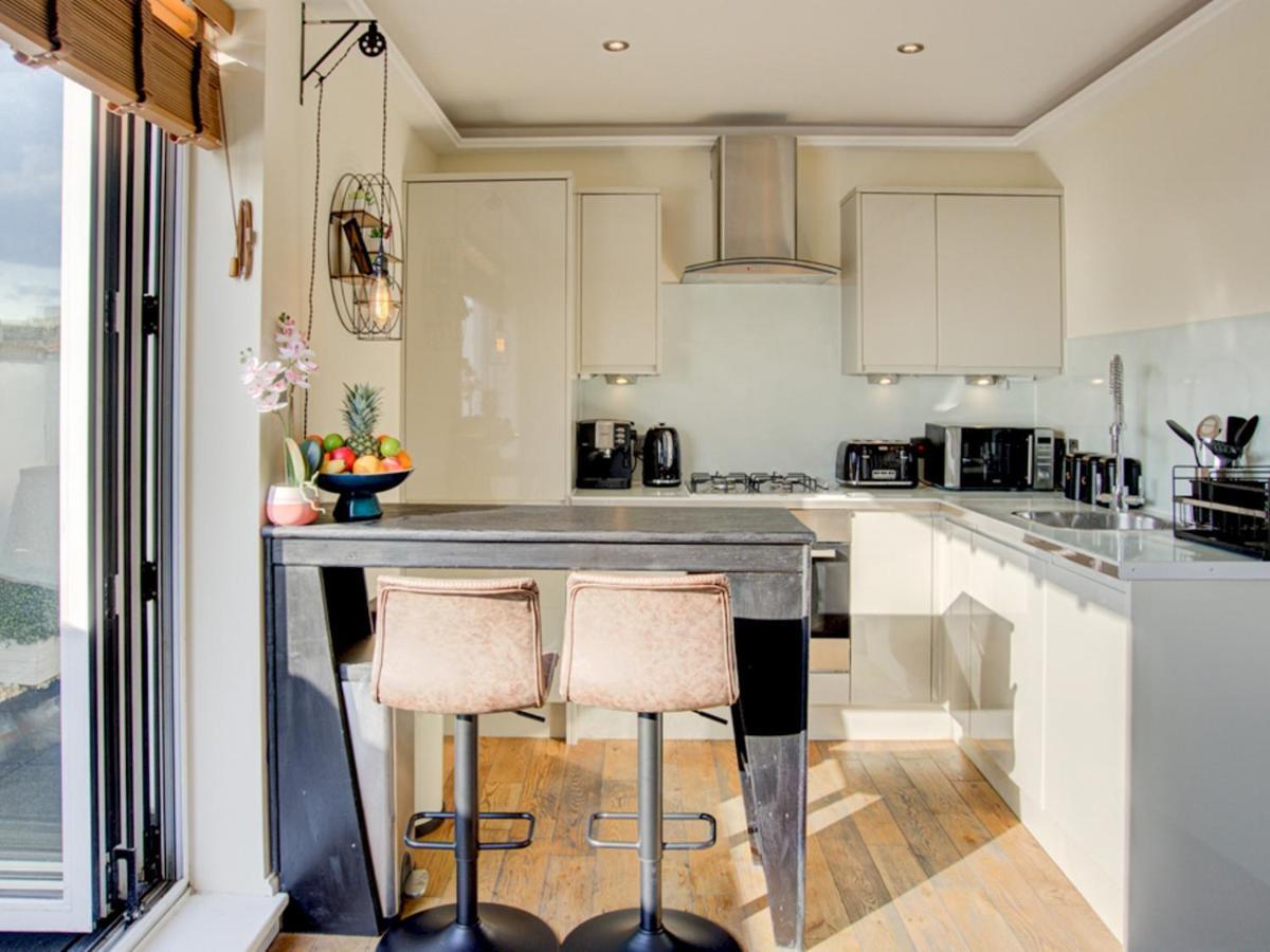 Pass The Keys Lovely 2-bedroom Flat With Balcony And Great Views Apartamento