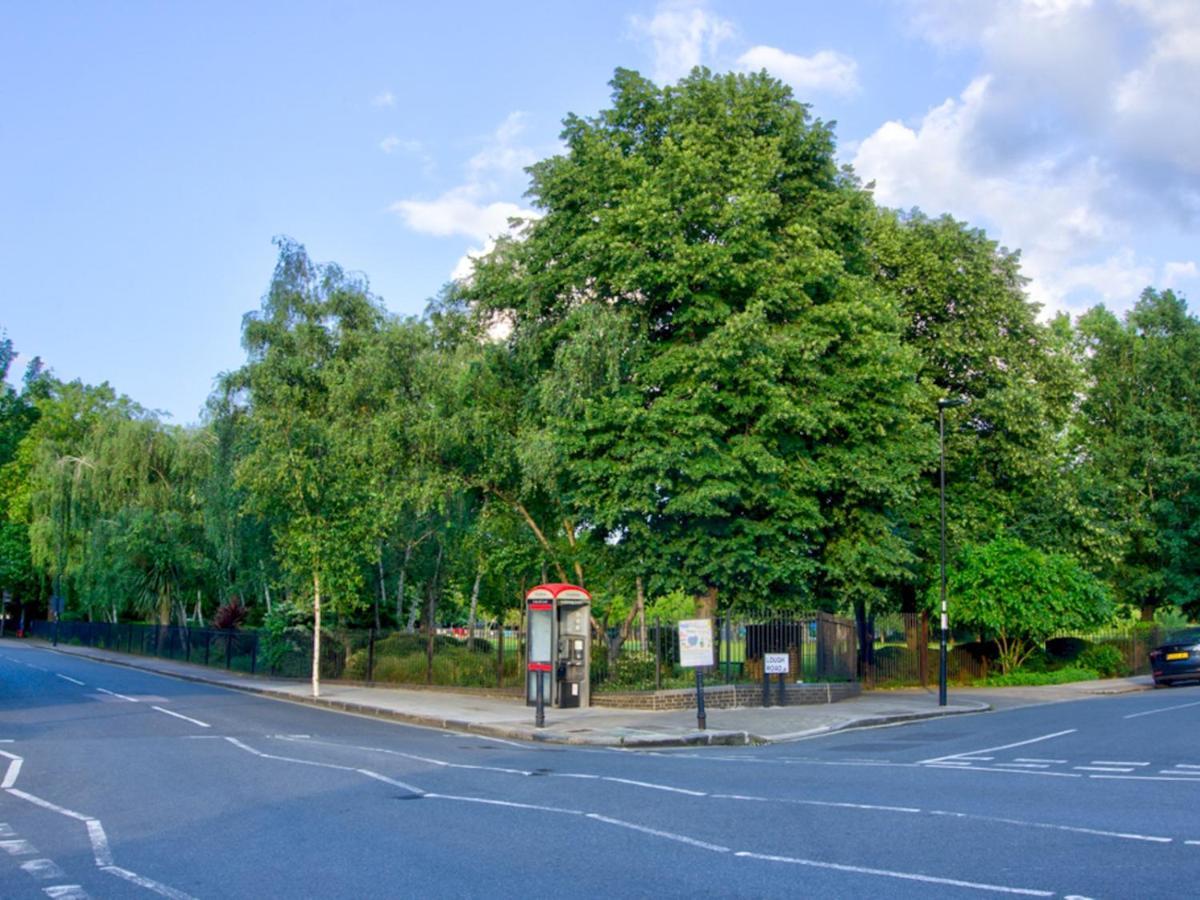 Pass The Keys Lovely 2-bedroom Flat With Balcony And Great Views *