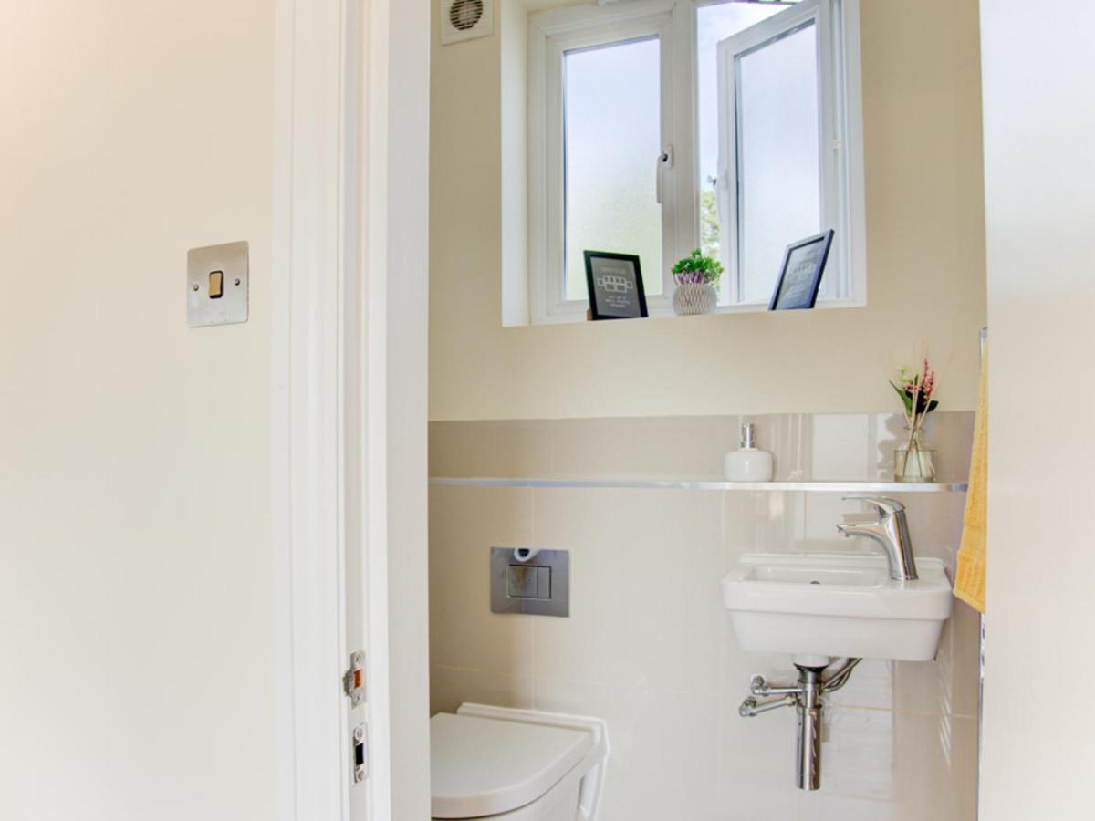Pass The Keys Lovely 2-bedroom Flat With Balcony And Great Views *