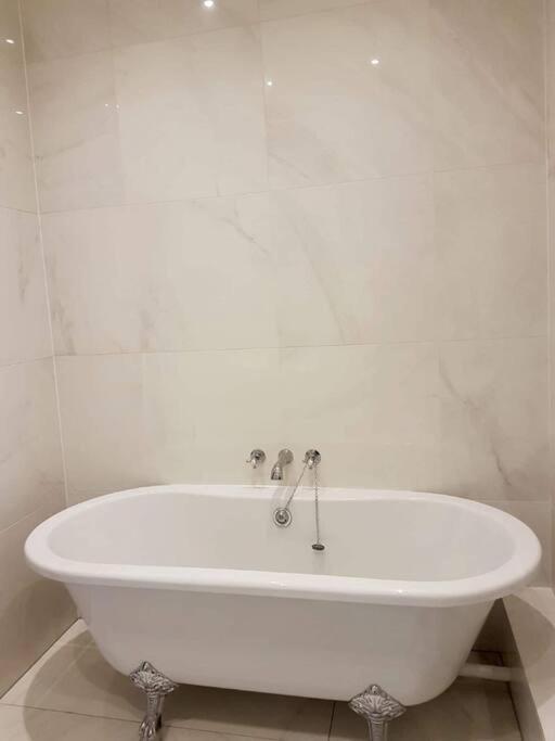 Spacious In The Heart Of Camden Town * Londen