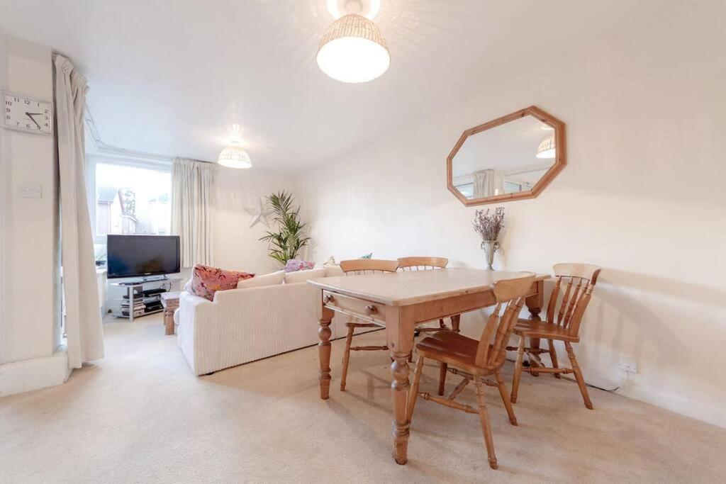 Apartment Spacious Two Double Bedroom Flat