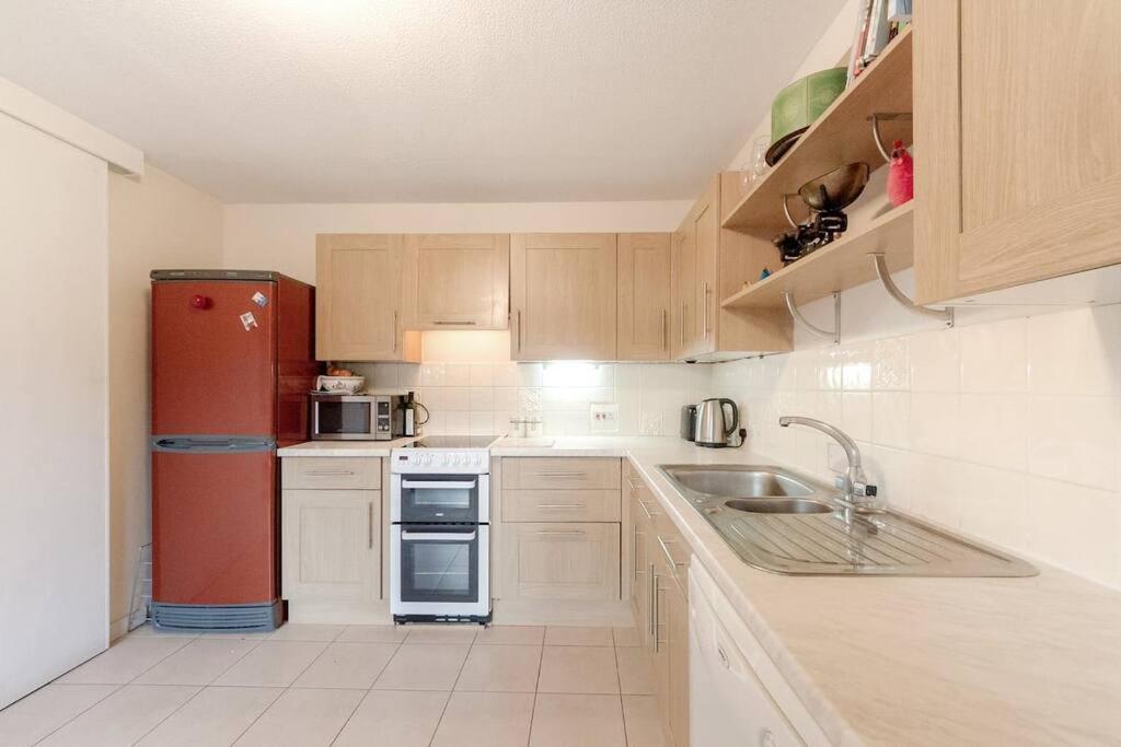 Spacious Two Double Bedroom Flat Londen