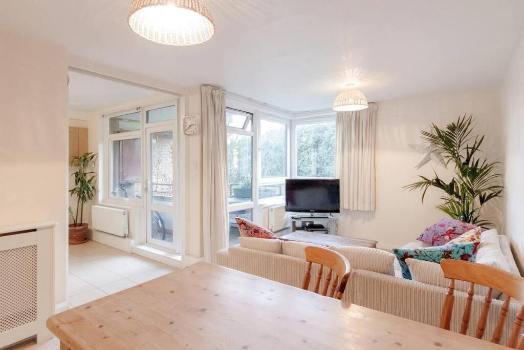 Spacious Two Double Bedroom Flat Londen