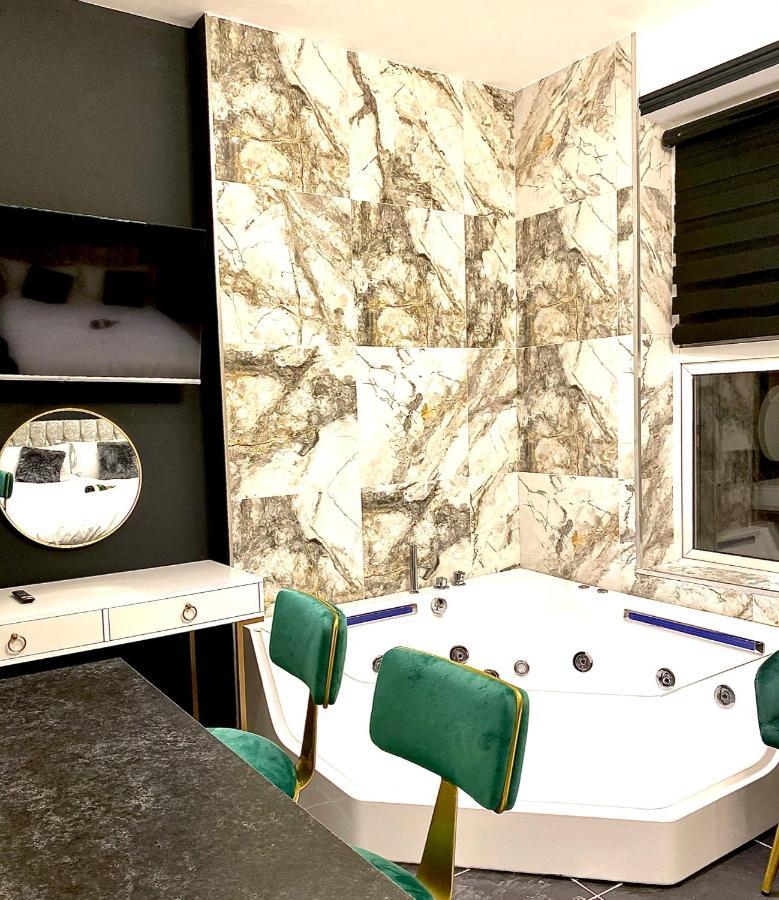 Duke And Duchess And - Private In Hot Tub Apartahotel *