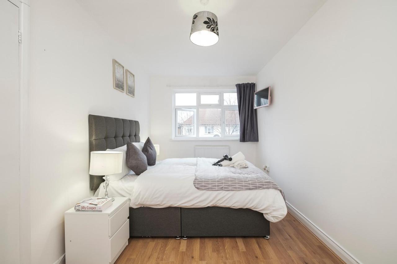 Spacious 3 Bed 1 Bath Hse W Guest Toilet W Parking Near Excel - E16 Londres