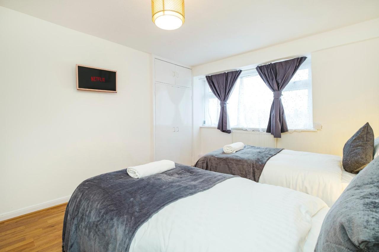 Appartement Spacious 3 Bed 1 Bath Hse W Guest Toilet W Parking Near Excel - E16 Londres
