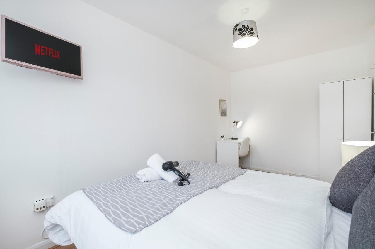 Spacious 3 Bed 1 Bath Hse W Guest Toilet W Parking Near Excel - E16 Londres