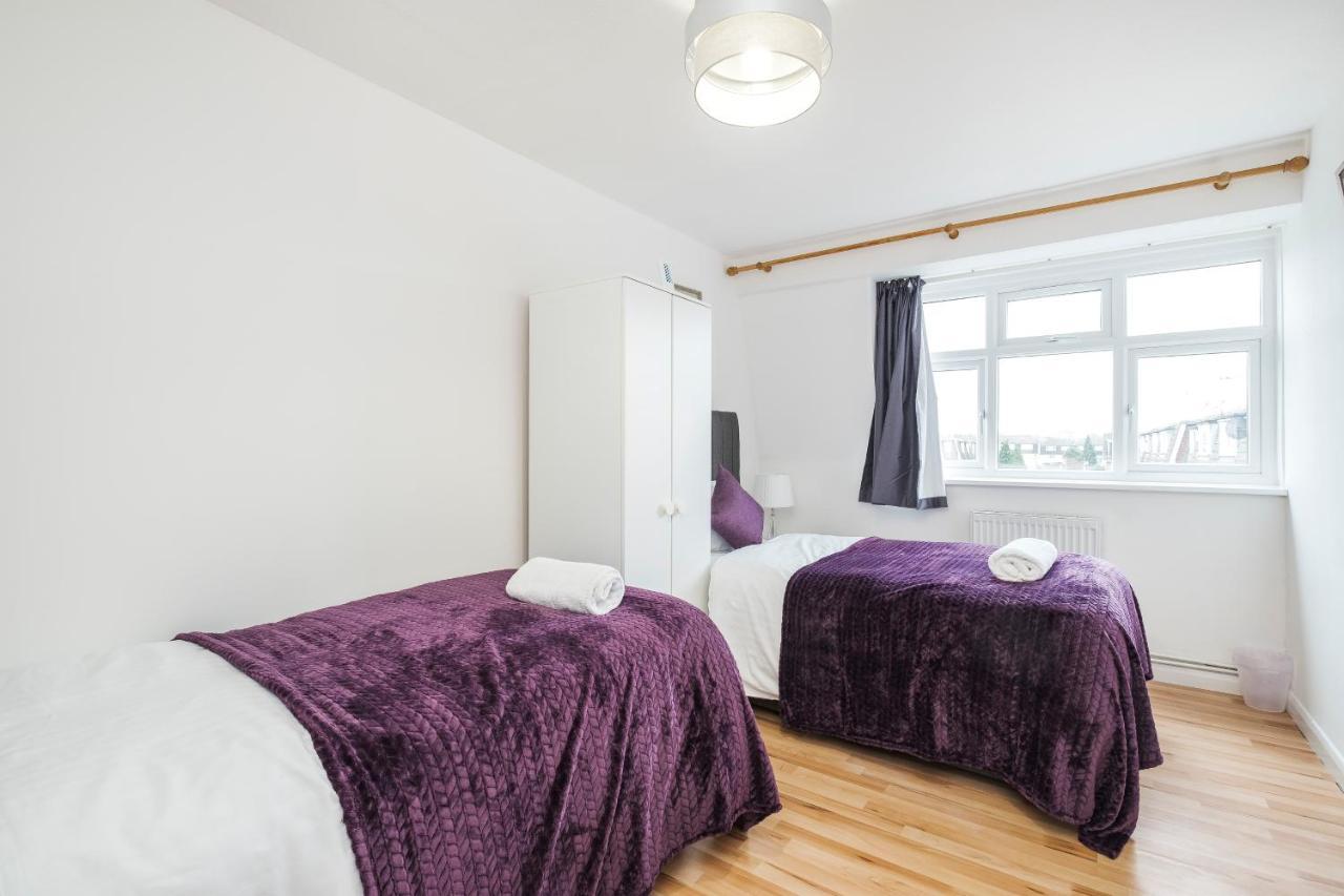 Spacious 3 Bed 1 Bath Hse W Guest Toilet W Parking Near Excel - E16 *