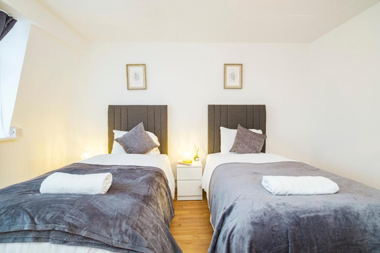Spacious 3 Bed 1 Bath Hse W Guest Toilet W Parking Near Excel - E16 * Londres