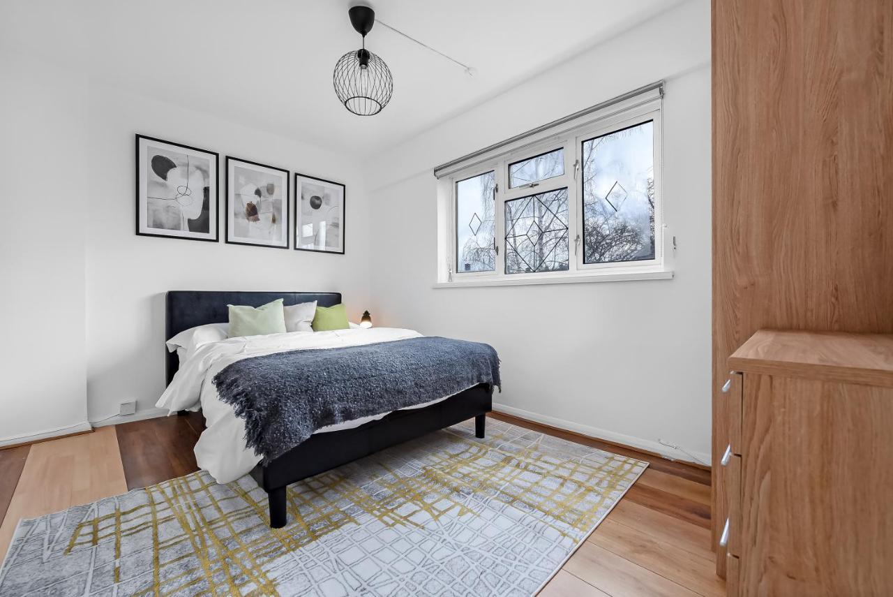 Stylish Excel 3 Bedroom Flat * London