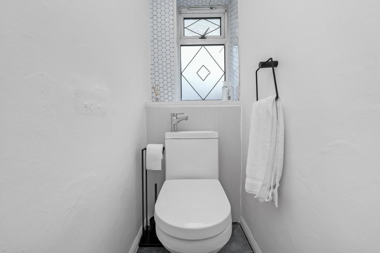 Stylish Excel 3 Bedroom Flat London